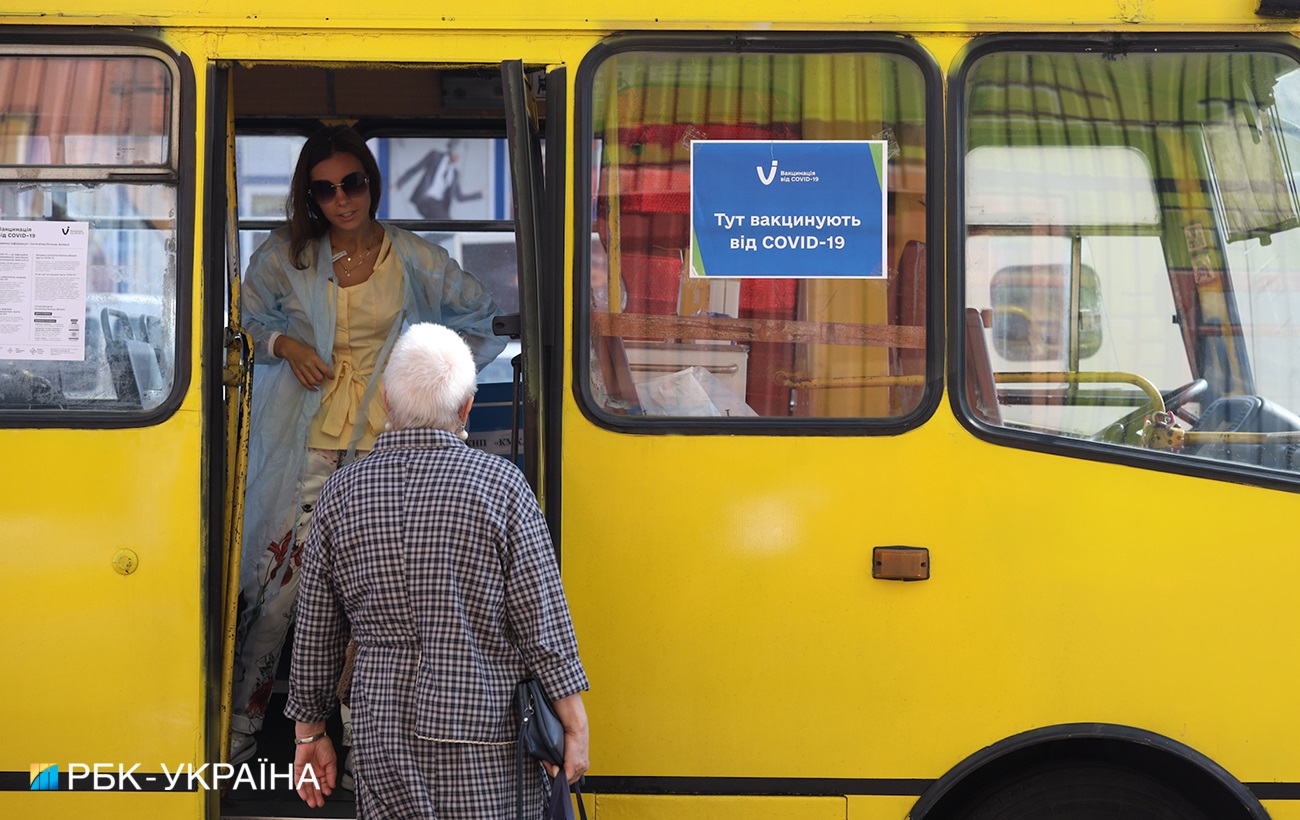 В Киеве начали вакцинировать всех желающих в маршрутках (фото)